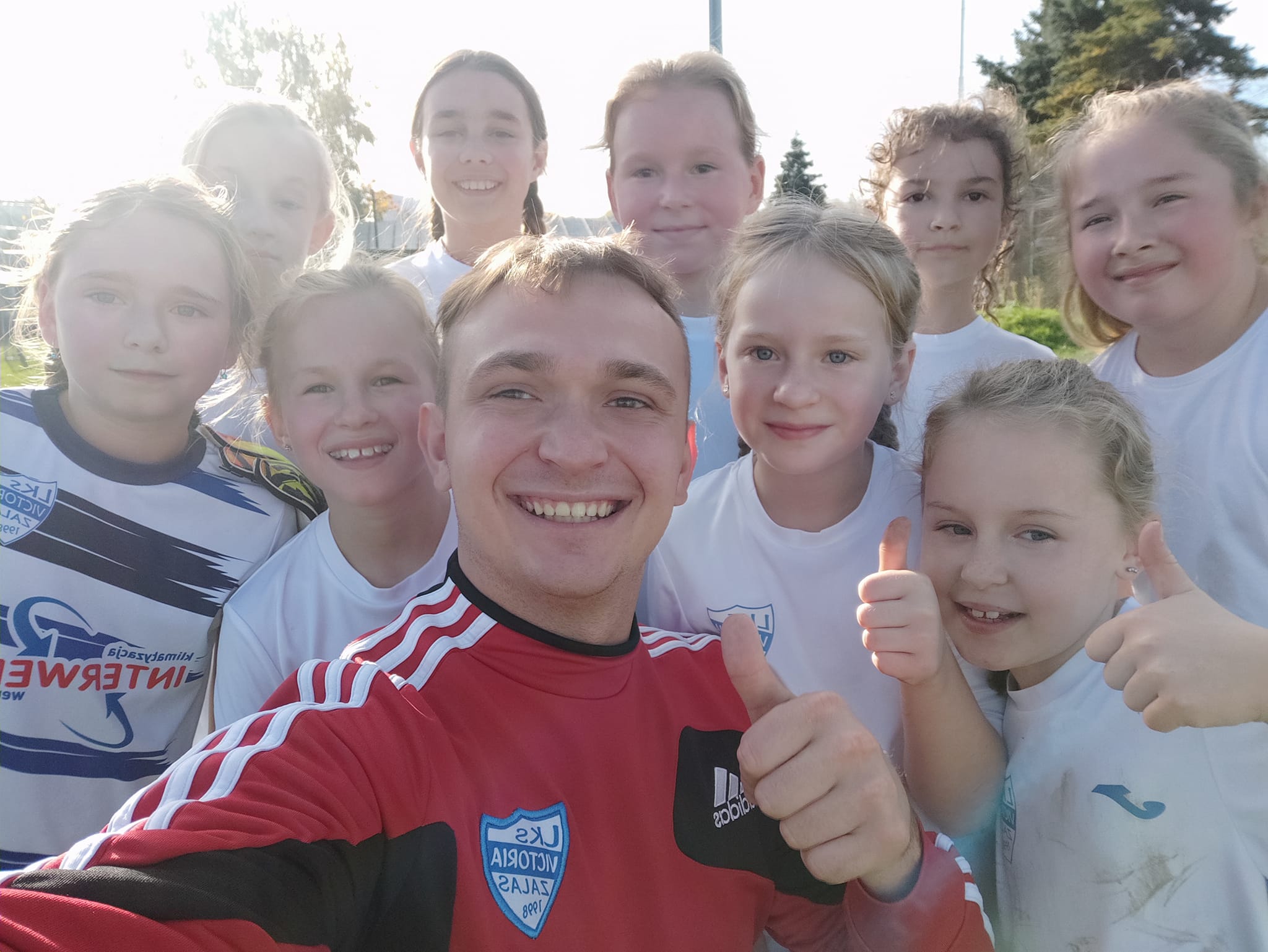 W niedzielne południe przy słoneczku nasza drużyna dziewczyn 2013-2015 rozegrała swój pierwszy mecz!