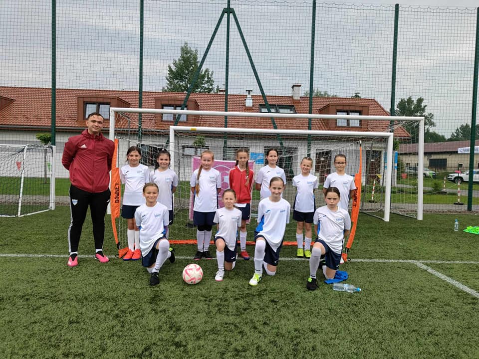 Drużyna dziewczyn wzięła udział w turnieju organizowanym przez Szkoła Futbolu Staniątki