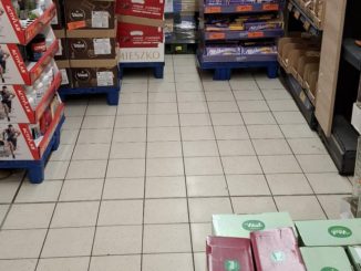 Victoria Zalas pokonuje UKS R4 w siatkarskim meczu