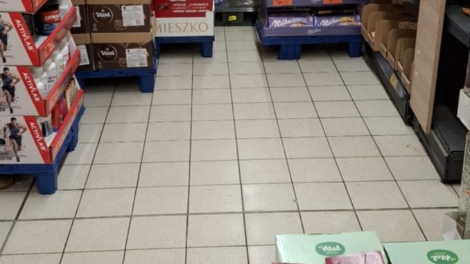 Victoria Zalas pokonuje UKS R4 w siatkarskim meczu