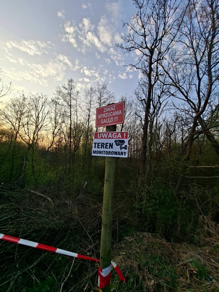 Informujemy że obowiązuje absolutny ZAKAZ WYSYPOWANIA GAŁĘZI, KONARÓW DRZEW, ŚMIECI…