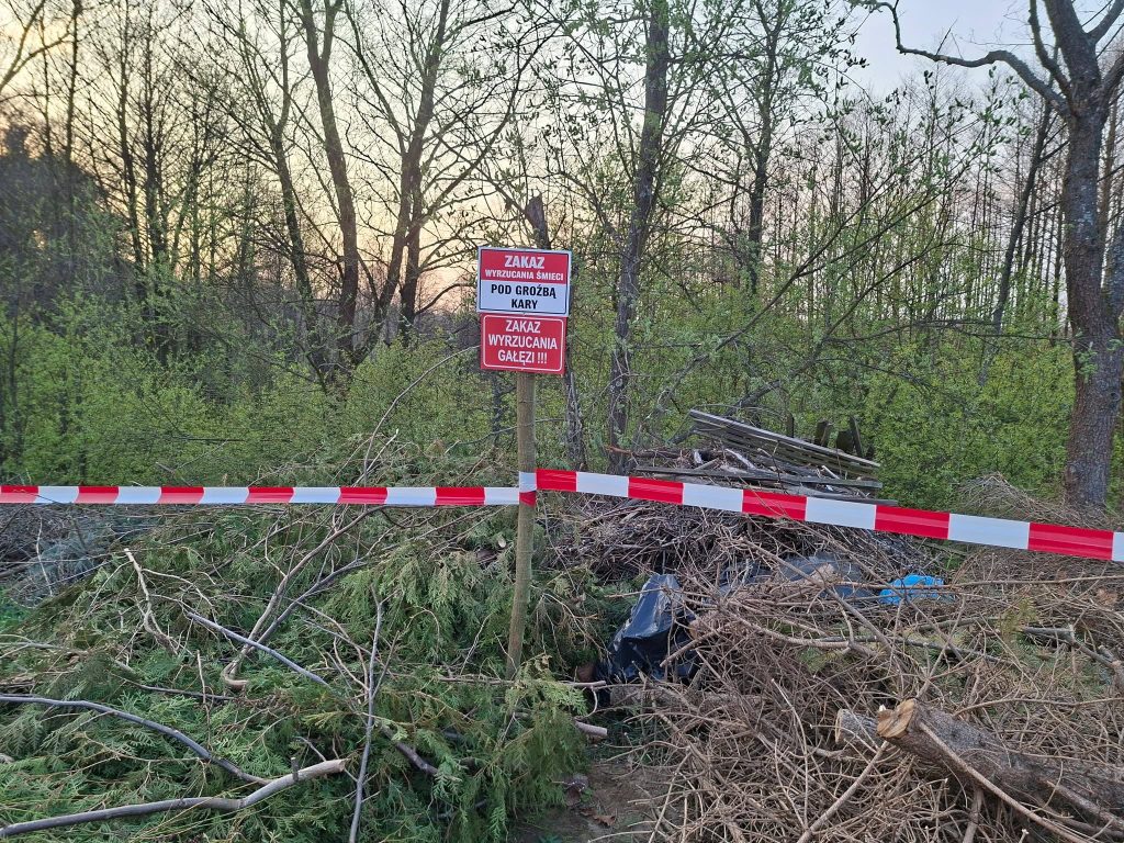 Informujemy że obowiązuje absolutny ZAKAZ WYSYPOWANIA GAŁĘZI, KONARÓW DRZEW, ŚMIECI…