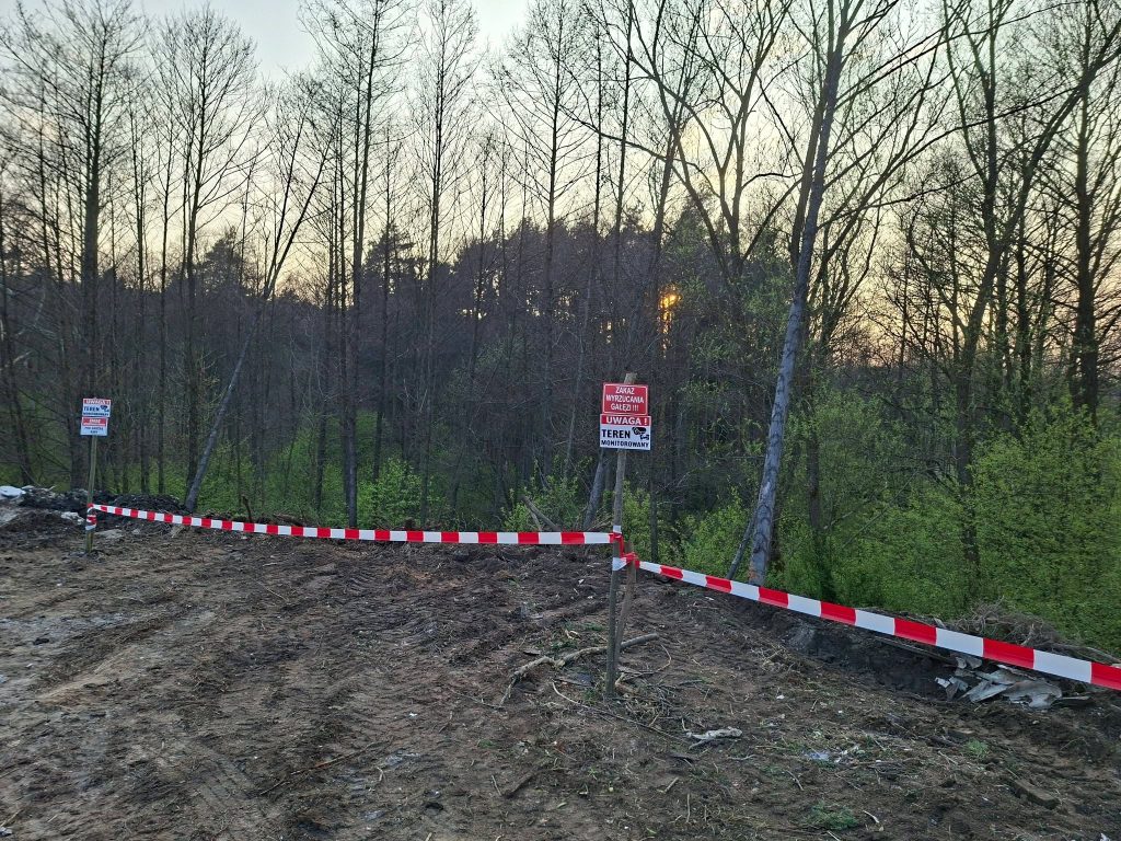 Informujemy że obowiązuje absolutny ZAKAZ WYSYPOWANIA GAŁĘZI, KONARÓW DRZEW, ŚMIECI…