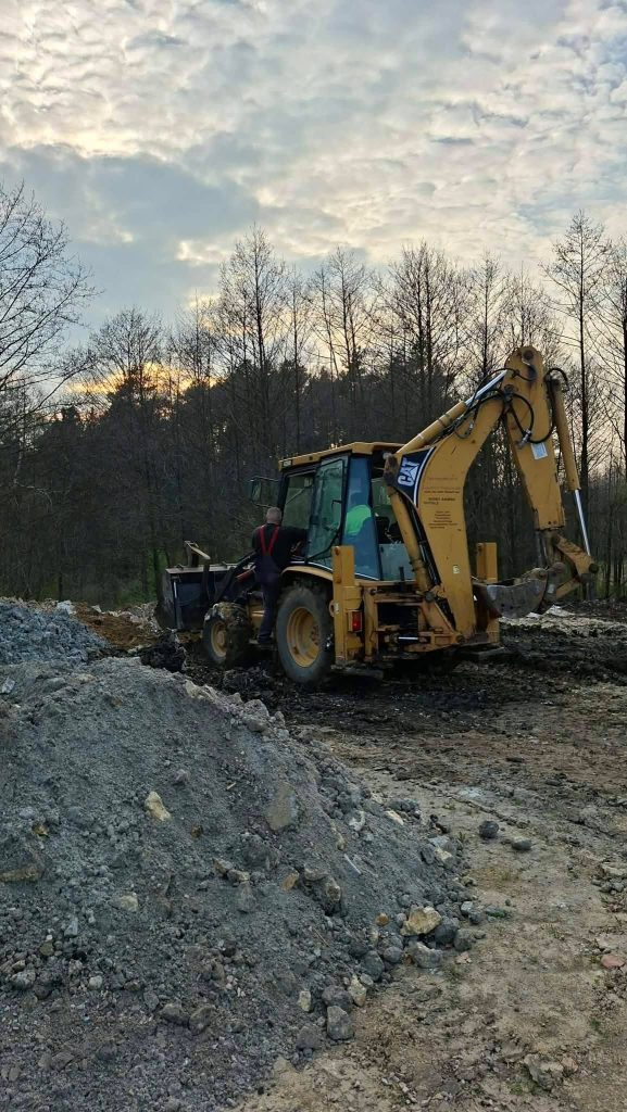 Informujemy że obowiązuje absolutny ZAKAZ WYSYPOWANIA GAŁĘZI, KONARÓW DRZEW, ŚMIECI…