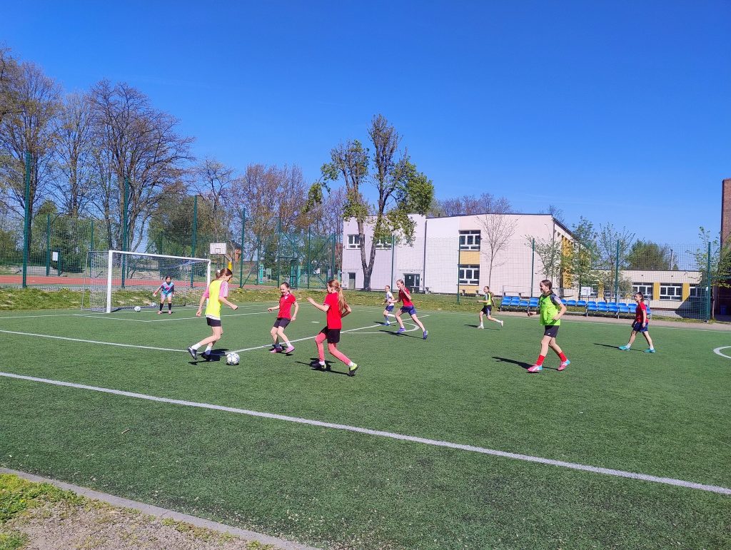 Dziewczynki z LKS Victoria Zalas grają wewnętrzny mecz