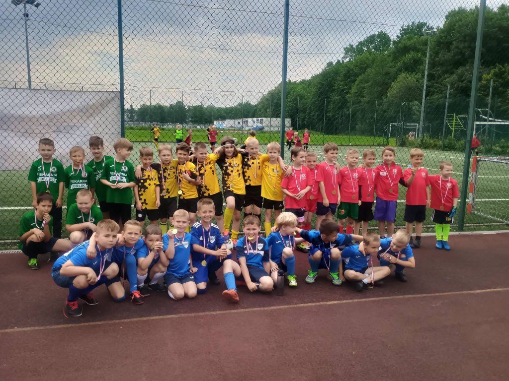 W niedzielne przedpołudnie Nasze żaki udały się do Krzeszowic aby powalczyć w turnieju…