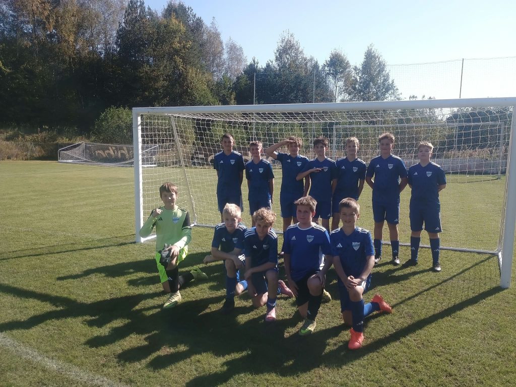 W dniu dzisiejszym trampkarze pokonują zespół Poloni Luszowice 4-1 i tym samym dopisują…
